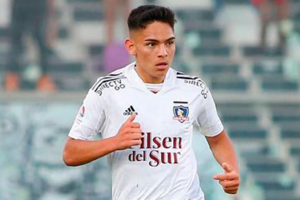 Joan Cruz disputando un partido en el Estadio Monumental con la camiseta de Colo-Colo.