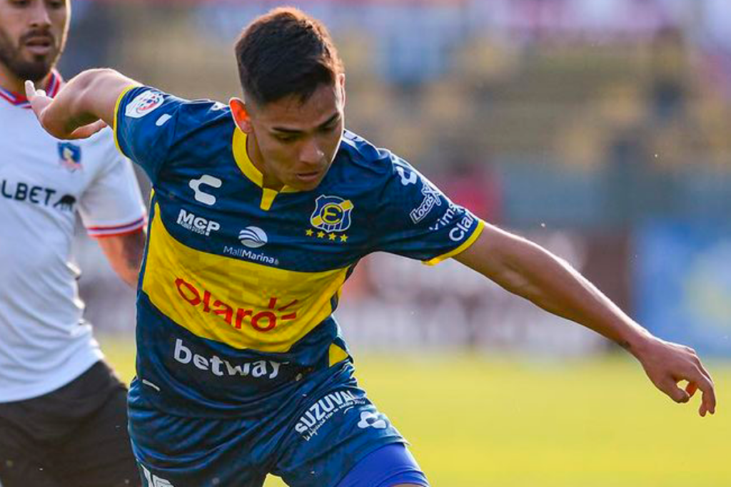 Joan Cruz defendiendo la camiseta de Everton de Viña del Mar en medio de su debut ante Colo-Colo.