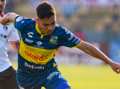 Joan Cruz defendiendo la camiseta de Everton de Viña del Mar en medio de su debut ante Colo-Colo.