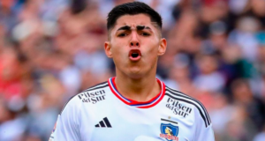 Jordhy Thompson con cara de lamento mientras defiende la camiseta de Colo-Colo.