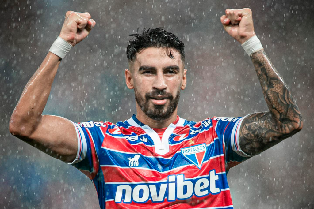 Juan Martín Lucero celebra en medio de la lluvia un gol con la camiseta de Fortaleza.