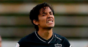 Matías Fernández con una expresión de lamento en su rostro al defender la camiseta de Colo-Colo durante la temporada 2020.