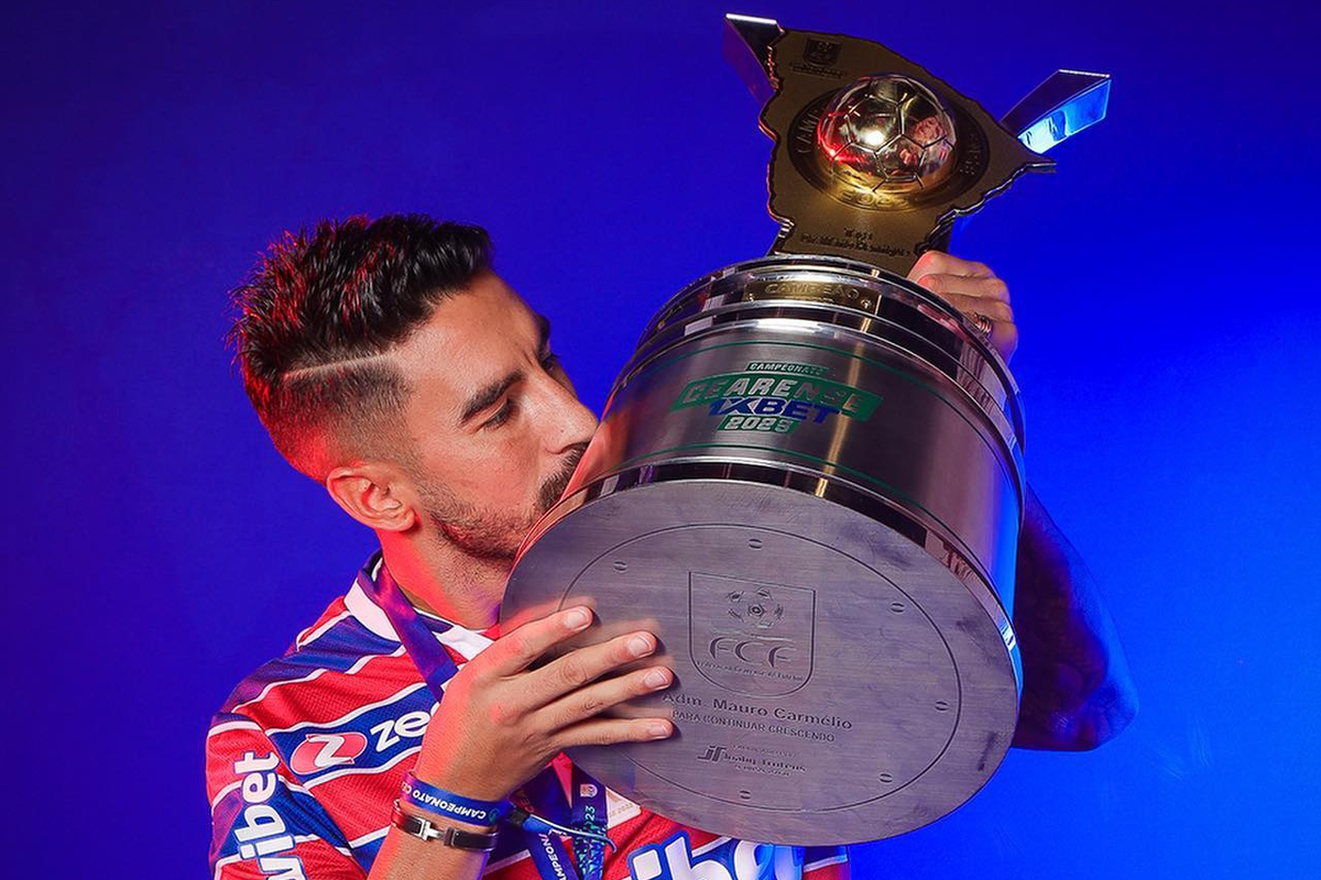 Juan Martín Lucero besa el trofeo del Campeonato Cearense 2023.