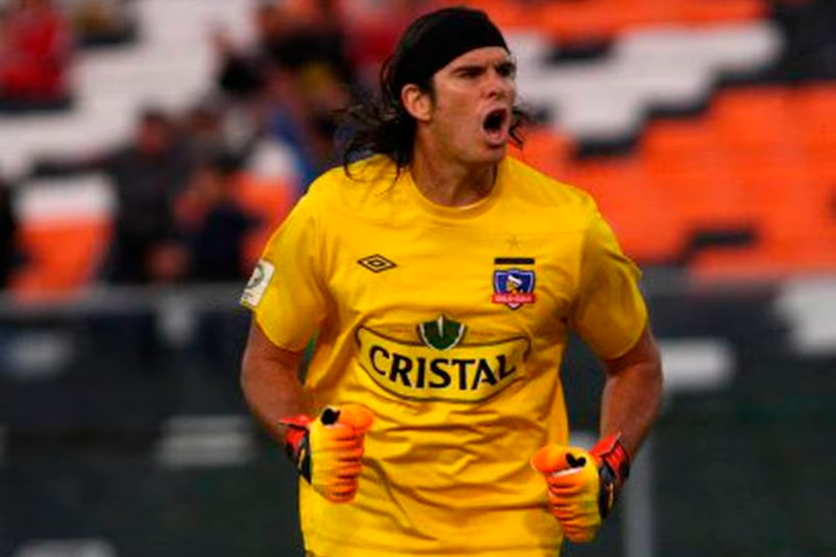 Francisco Prieto aprieta sus manos y celebra eufórico en medio de un partido con la camiseta de Colo-Colo.