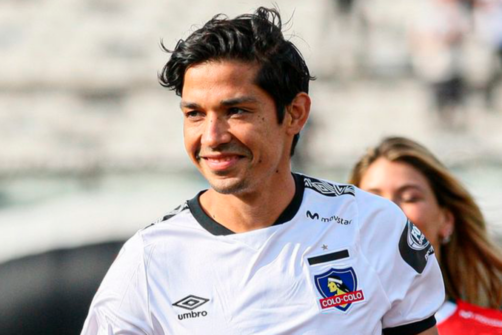 Matías Fernández sonriendo con la camiseta de Colo-Colo durante su segundo período en el club.