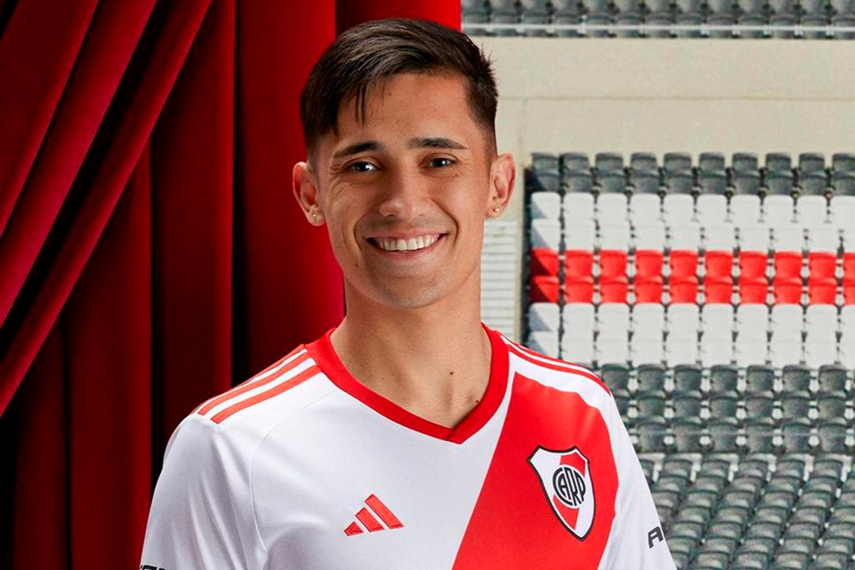 Pablo Solari sonríe en medio de la presentación oficial de la camiseta de River Plate para la temporada 2023/24.
