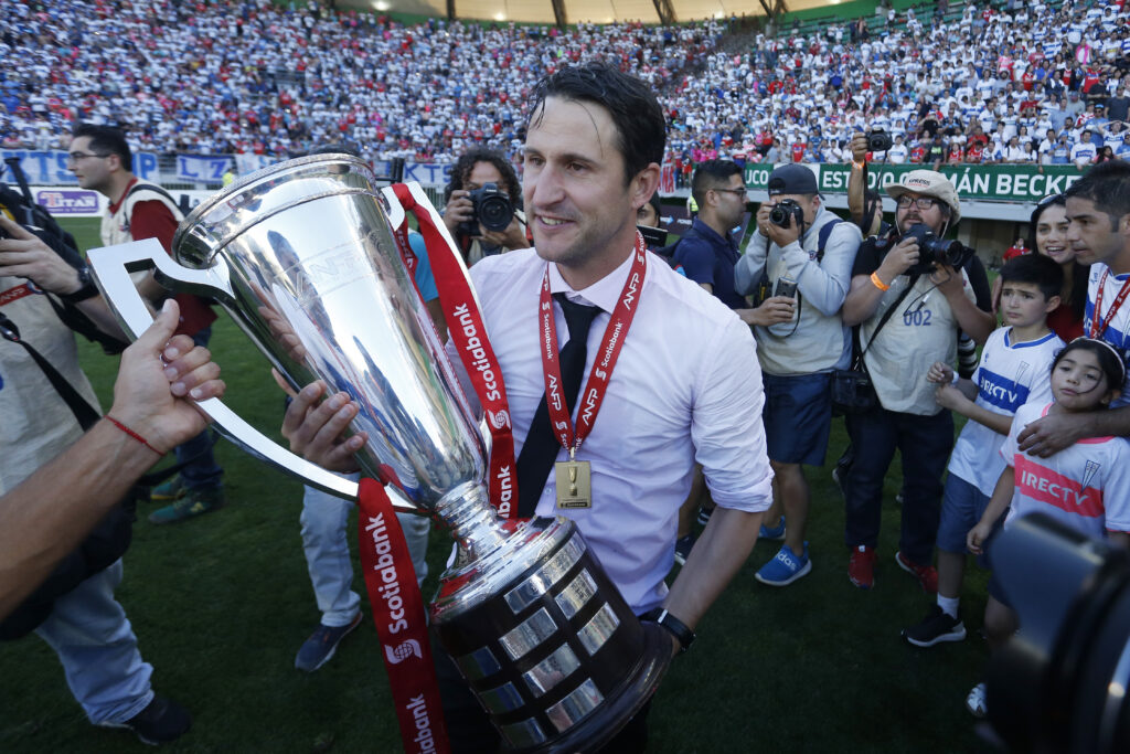 Beñat San José celebrando el título de campeón en 2018 con Universidad Católica en el Estadio Germán Becker de Temuco.