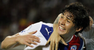 Matías Fernández sonriendo con la camiseta de la selección chilena.