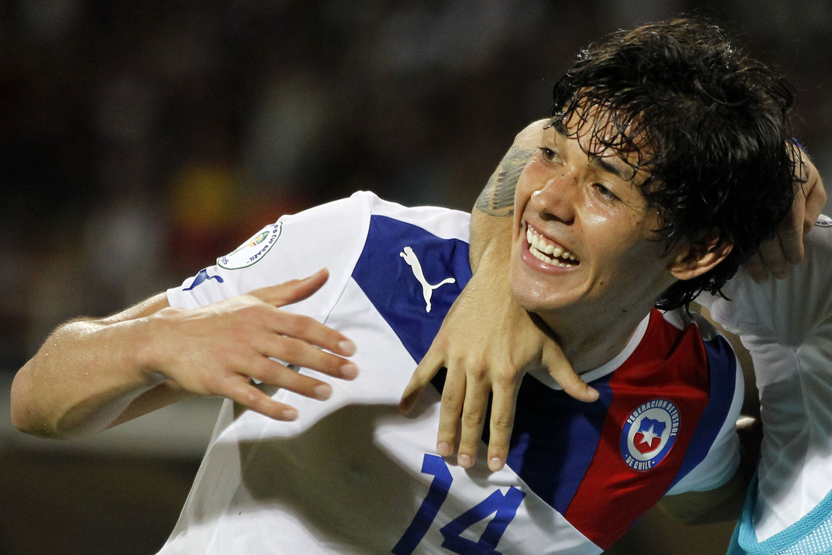 Matías Fernández sonriendo con la camiseta de la selección chilena.
