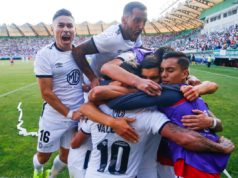 Futbolistas de Colo-Colo celebrando un agónico gol de Leonardo Valencia ante la UC en la semifinales de la Copa Chile 2019
