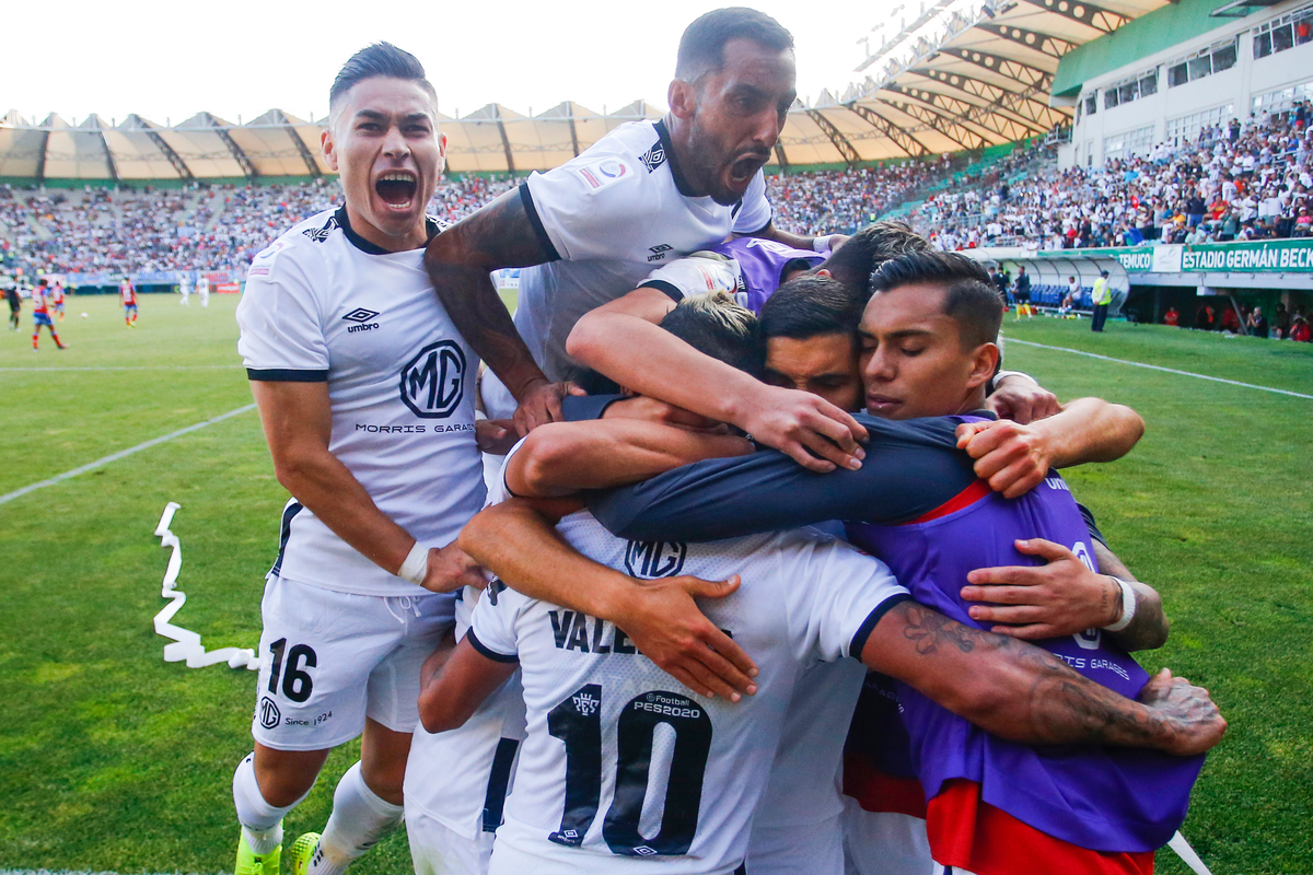 Futbolistas de Colo-Colo celebrando un agónico gol de Leonardo Valencia ante la UC en la semifinales de la Copa Chile 2019