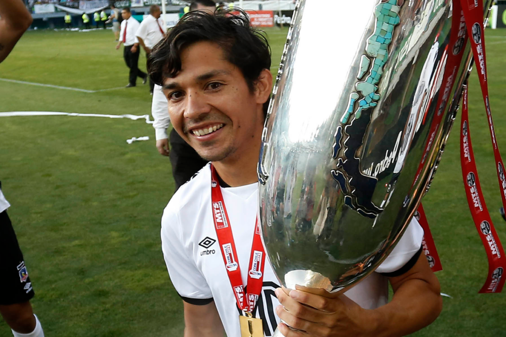 Matías Fernández sonriendo sostiene el trofeo de campeón de la Copa Chile 2020 obtenido por Colo-Colo.