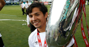 Matías Fernández sonriendo sostiene el trofeo de campeón de la Copa Chile 2020 obtenido por Colo-Colo.