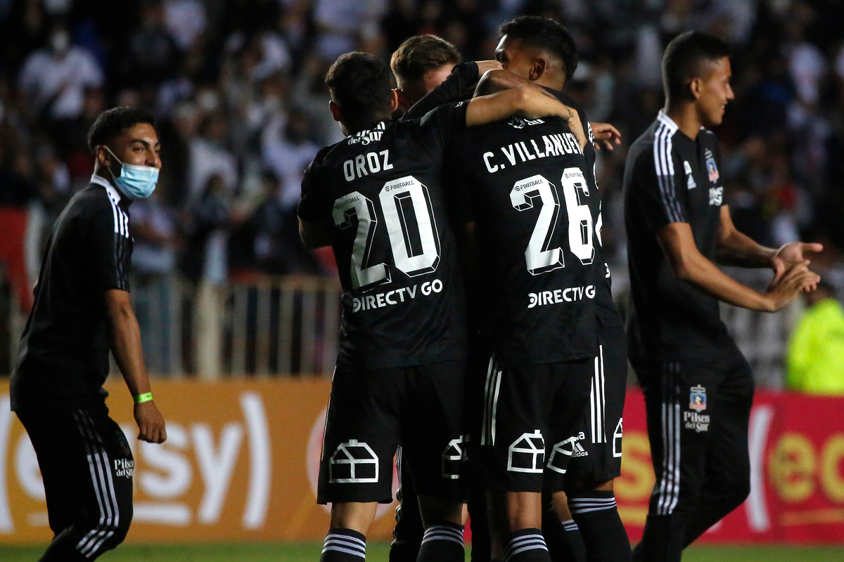 Futbolistas de Colo-Colo abrazan a Carlo Villanueva tras anotar el gol que le dio la Supercopa de Chile 2022 ante Universidad Católica.