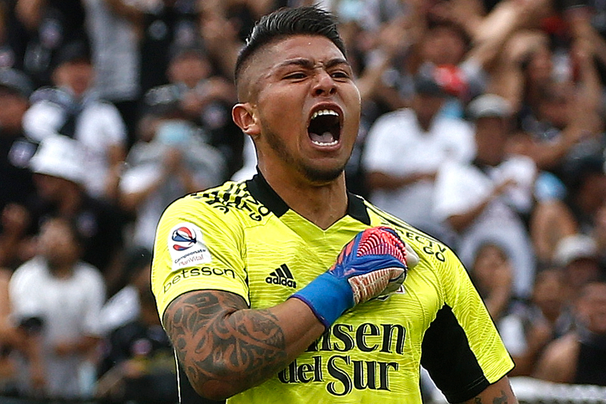 Brayan Cortés se golpe el pecho en medio de una celebración con la camiseta de Colo-Colo.