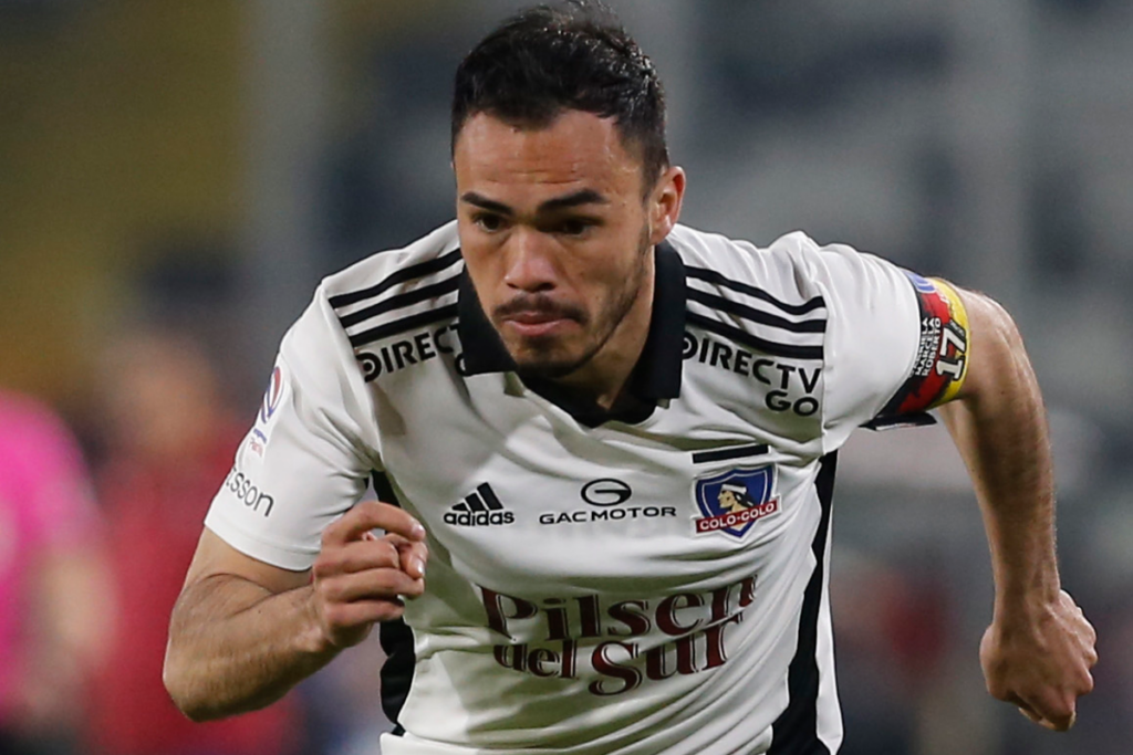 Gabriel Suazo con cara de concentración en medio de un partido oficial con la camiseta de Colo-Colo cuando era capitán de la institución.