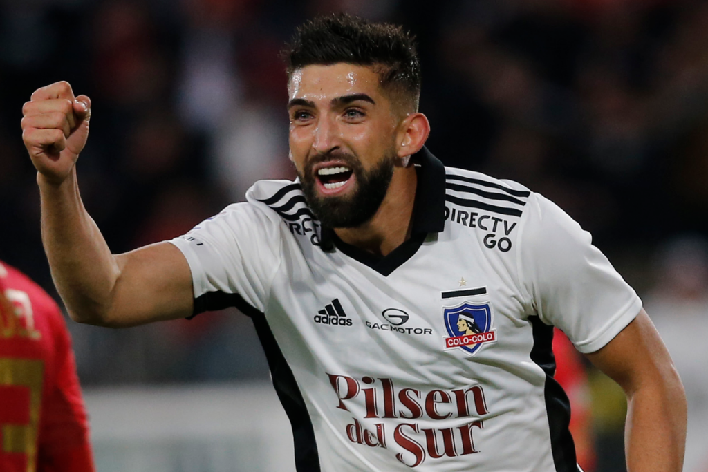 Emiliano Amor celebra con el puño en alto tras anotar un gol con la camiseta de Colo-Colo.