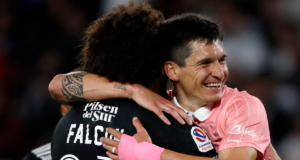 El futbolista de Universidad Católica, Alfonso Parot abraza a Maximiliano Falcón en medio de un partido ante Colo-Colo por el Campeonato Nacional 2022.