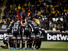 Futbolistas de Colo-Colo se abrazan a minutos de enfrentar a Coquimbo Unido por el Campeonato Nacional 2022 en el Estadio Francisco Sánchez Rumoroso.