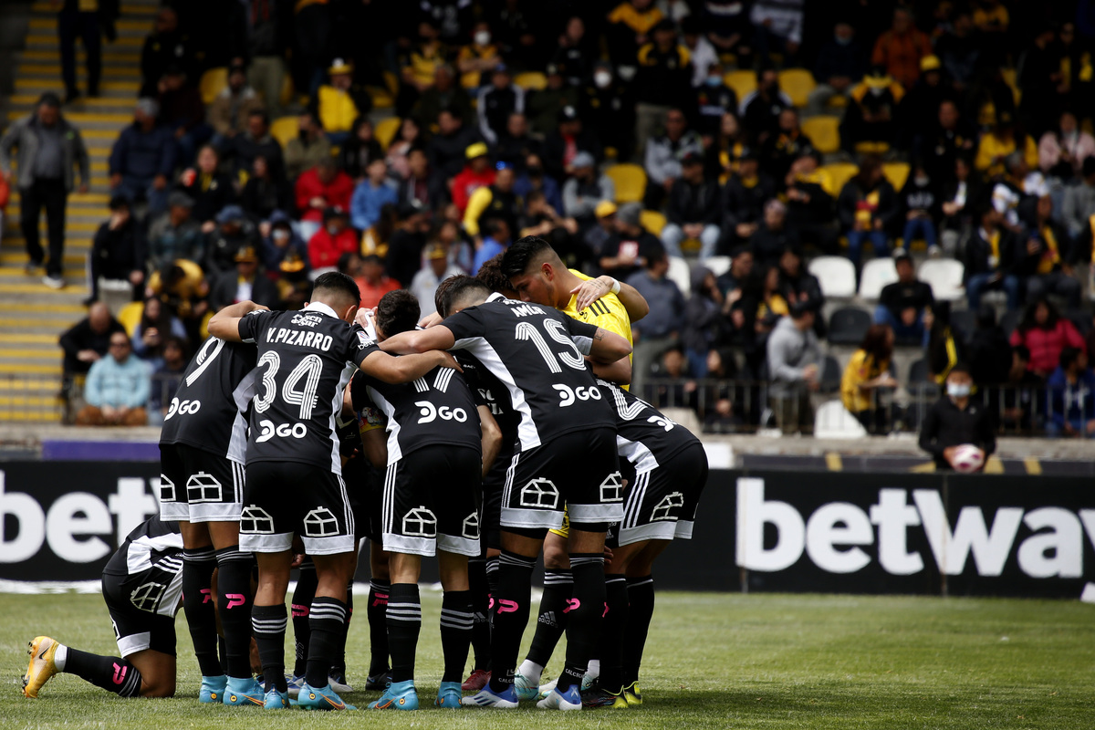 Futbolistas de Colo-Colo se abrazan a minutos de enfrentar a Coquimbo Unido por el Campeonato Nacional 2022 en el Estadio Francisco Sánchez Rumoroso.