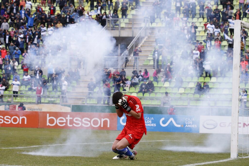Bomba de estruendo revienta sobre Martín Parra en el Estadio Elías Figueroa Brander de Valparaíso.