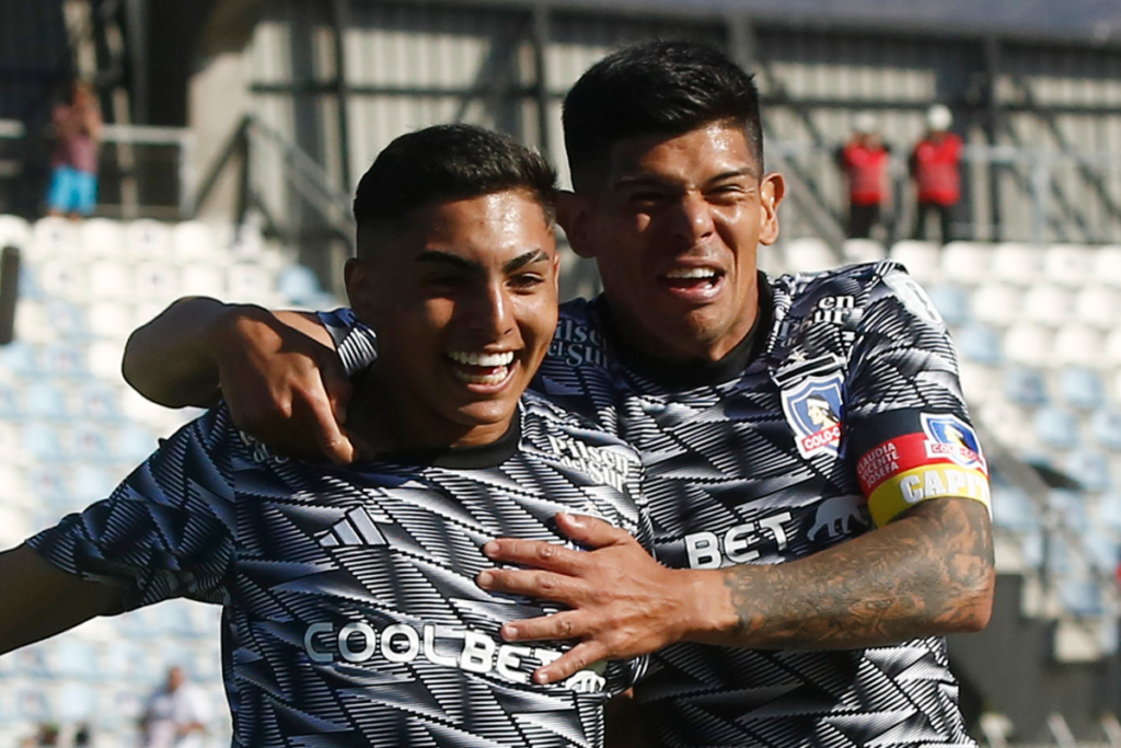 Esteban Pavez y Jordhy Thompson celebran eufóricos un gol con la camiseta de Colo-Colo.