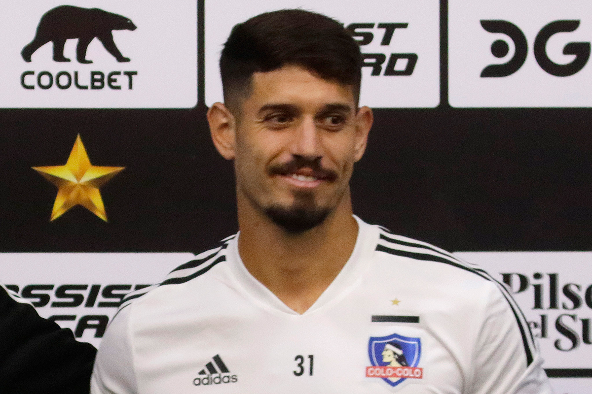 Matías de los Santos sonriendo en su presentación como nuevo jugador de Colo-Colo para la temporada 2023.