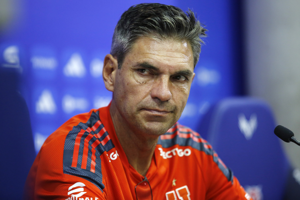 Mauricio Pellegrino en medio de una conferencia de prensa en su rol de técnico de la Universidad de Chile.