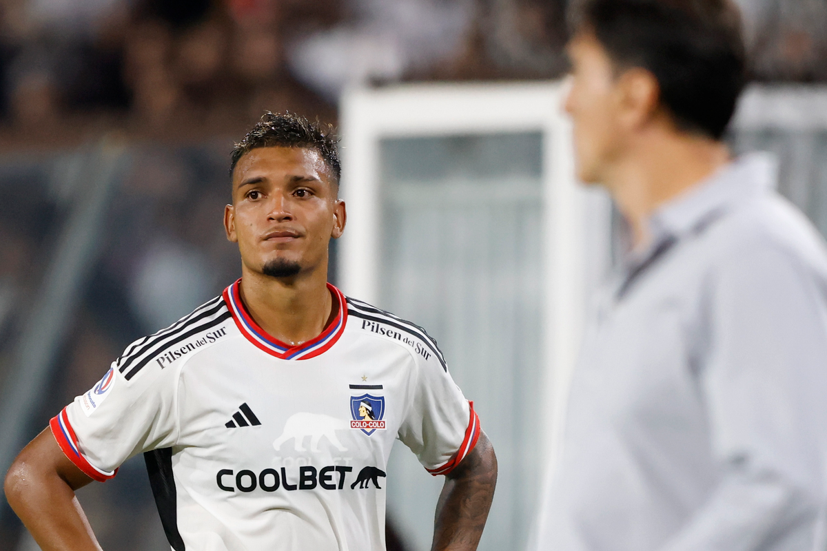 Daniel Gutiérrez con las manos en la cintura tras salir reemplazado en un partido de Colo-Colo.