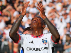 Fabián Castillo con las manos en alto se lamenta tras una ocasión perdida con la camiseta de Colo-Colo.