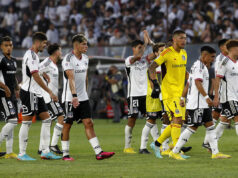 Futbolistas de Colo-Colo se retiran de la cancha principal del Estadio Monumental tras el empate 0-0 ante Universidad de Chile por el Campeonato Nacional 2023.