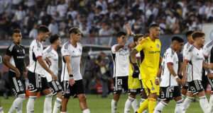 Futbolistas de Colo-Colo se retiran de la cancha principal del Estadio Monumental tras el empate 0-0 ante Universidad de Chile por el Campeonato Nacional 2023.