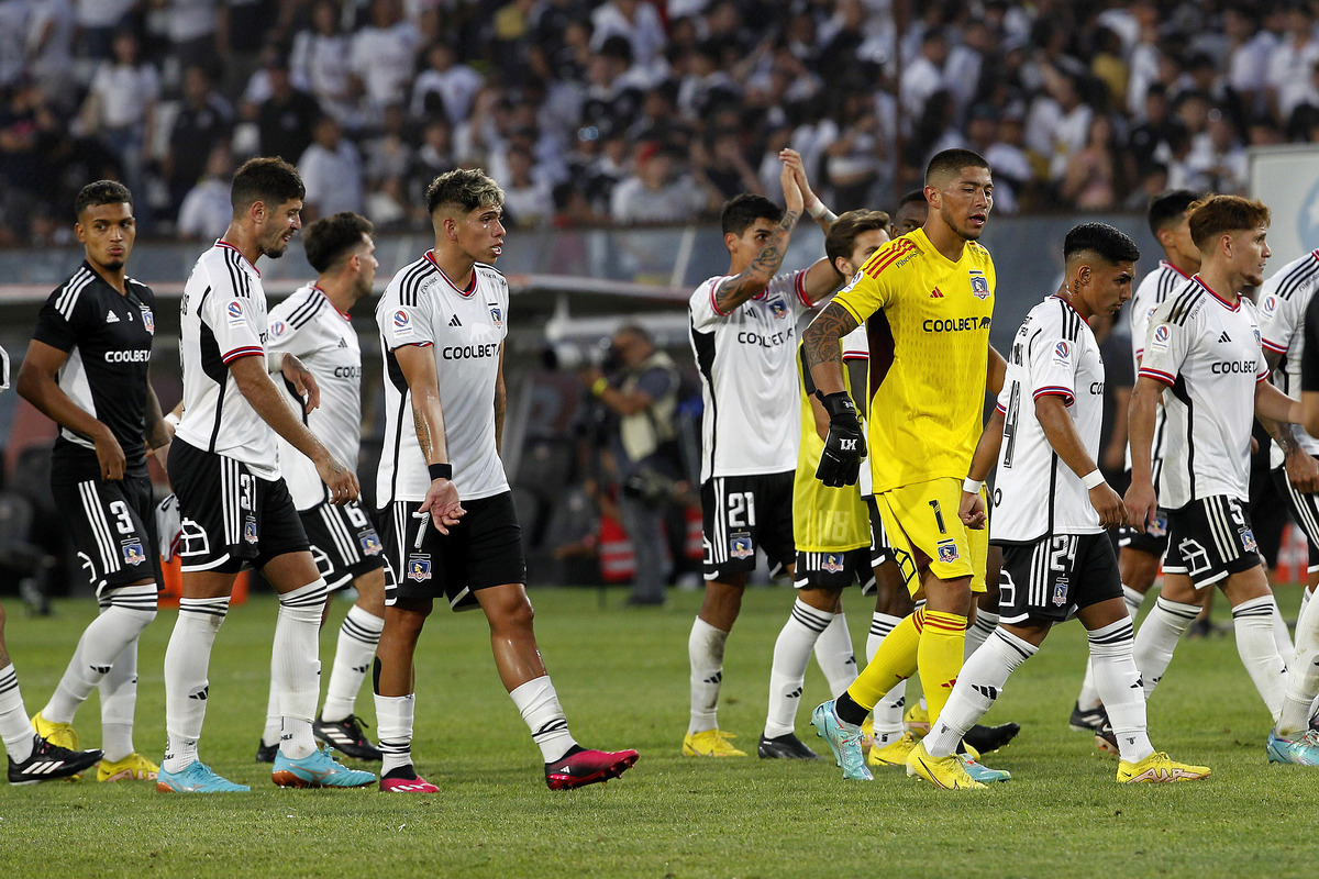 Futbolistas de Colo-Colo se retiran de la cancha principal del Estadio Monumental tras el empate 0-0 ante Universidad de Chile por el Campeonato Nacional 2023.