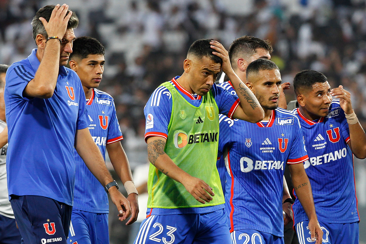 Jugadores y cuerpo técnico de Universidad de Chile se retiran de la cancha principal del Estadio Monumental tras empatar 0-0 ante Colo-Colo por la primera rueda del Campeonato Nacional 2023.