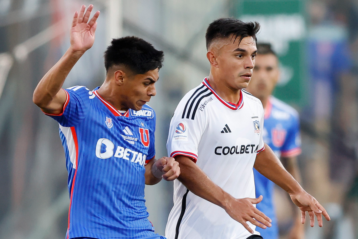 Vicente Pizarro y Darío Osorio en medio de una disputa durante el Superclásico entre Colo-Colo y Universidad de Chile del primer semestre del 2023.