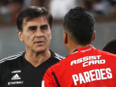 Gustavo Quinteros dialoga con Esteban Paredes en el marco de la despedida del ídolo de Colo-Colo del balompié profesional.