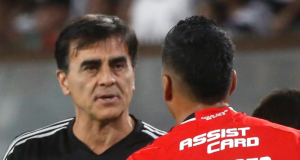 Gustavo Quinteros dialoga con Esteban Paredes en el marco de la despedida del ídolo de Colo-Colo del balompié profesional.