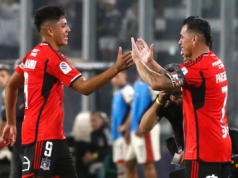 Damián Pizarro y Esteban Paredes se abrazan en la despedida del ídolo de Colo-Colo.