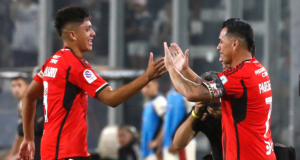Damián Pizarro y Esteban Paredes se abrazan en la despedida del ídolo de Colo-Colo.