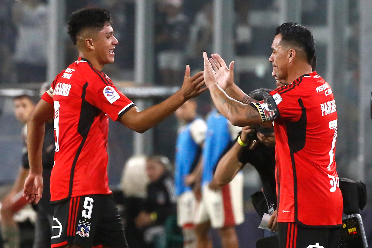 Damián Pizarro y Esteban Paredes se abrazan en la despedida del ídolo de Colo-Colo.