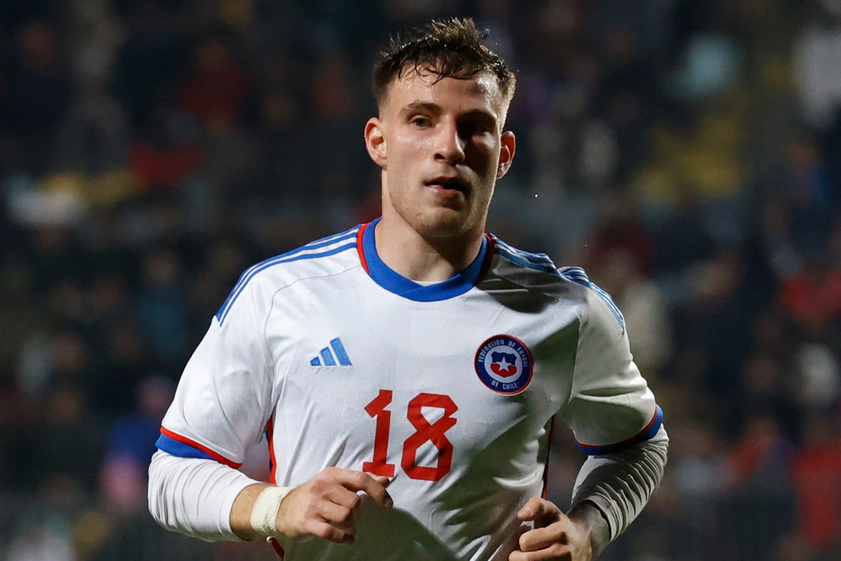 Bruno Barticciotto con cara de concentración mientras defiende la camiseta de la selección chilena.