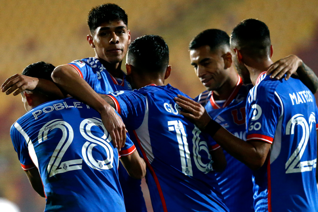 Futbolistas de Universidad de Chile celebran un gol de Darío Osorio en el Campeonato Nacional 2023.