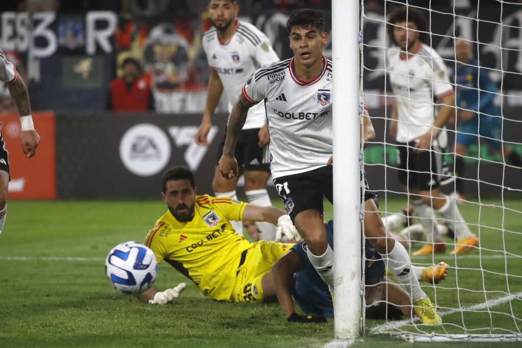 Erick Wiemberg yendo a despejar un balón en el partido frente a Deportivo Pereira