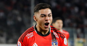 Jordhy Thompson con bastante euforia grita un gol tras anotar con la camiseta de Colo-Colo en la Copa Chile 2023.