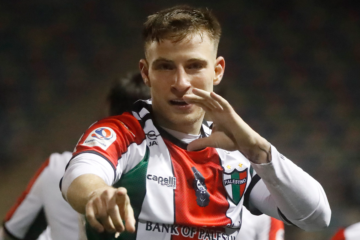 Bruno Barticciotto señalando a la cámara en medio de una celebración con la camiseta de Palestino.