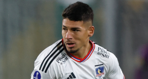 Alan Saldivia defendiendo la camiseta de Colo-Colo en medio de un partido en el Estadio Monumental.