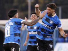 Felipe Loyola celebrando eufórico junto a sus compañeros un gol con la camiseta de Huachipato.