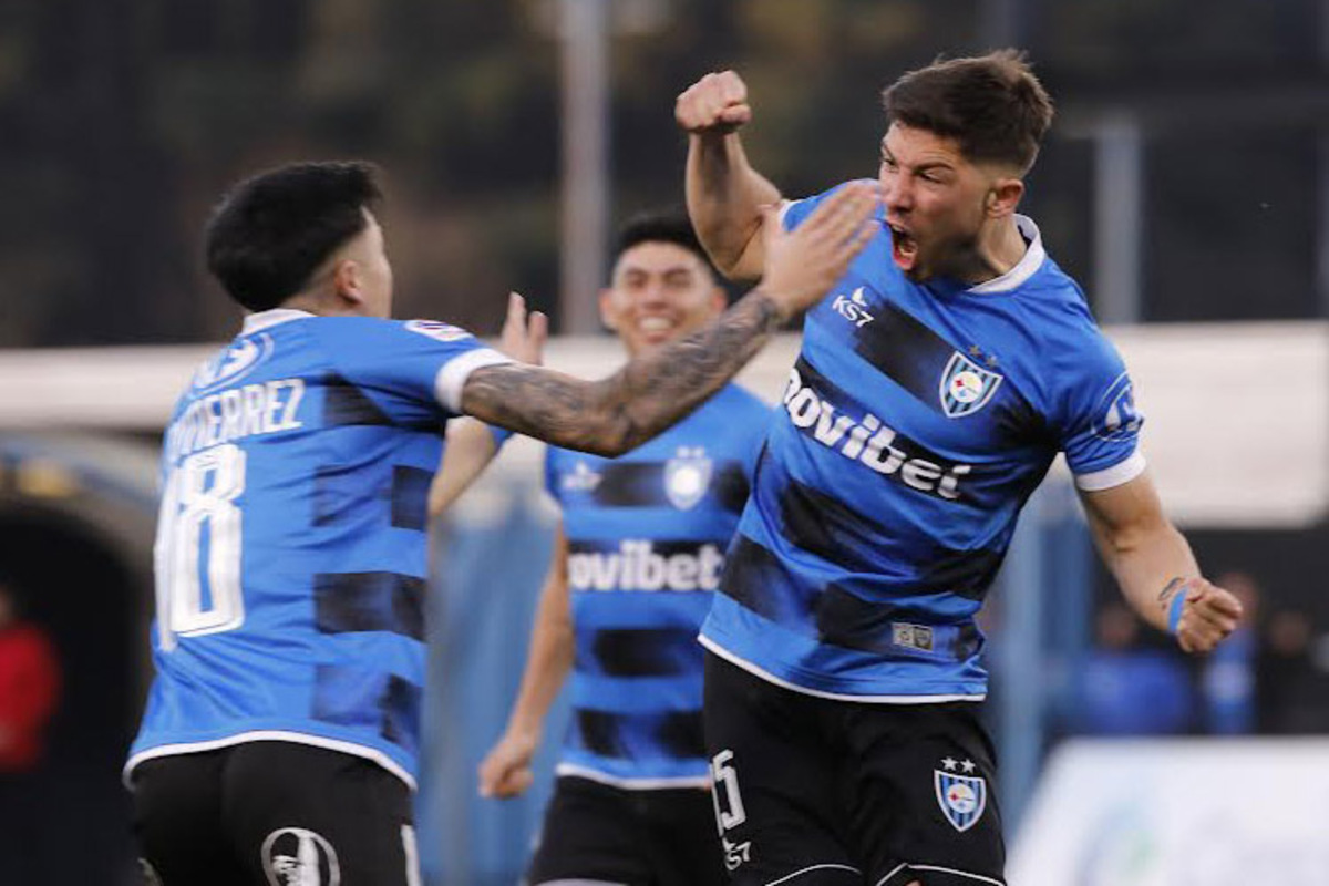 Felipe Loyola celebrando eufórico junto a sus compañeros un gol con la camiseta de Huachipato.