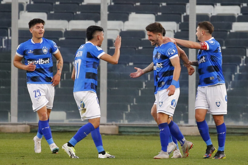 Felipe Loyola celebrando el gol que le convirtió a Colo-Colo.