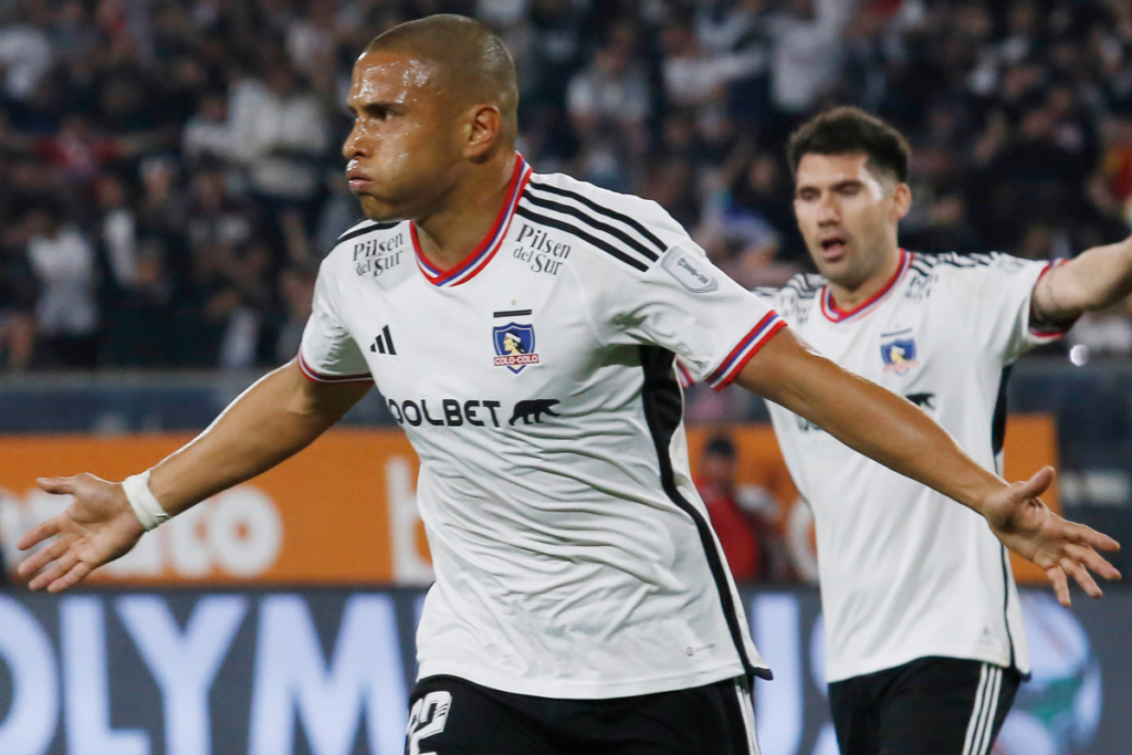 Leandro Benegas extiende sus brazos y celebra el 3-1 definitivo de Colo-Colo sobre Huachipato por la segunda rueda del Campeonato Nacional 2023.